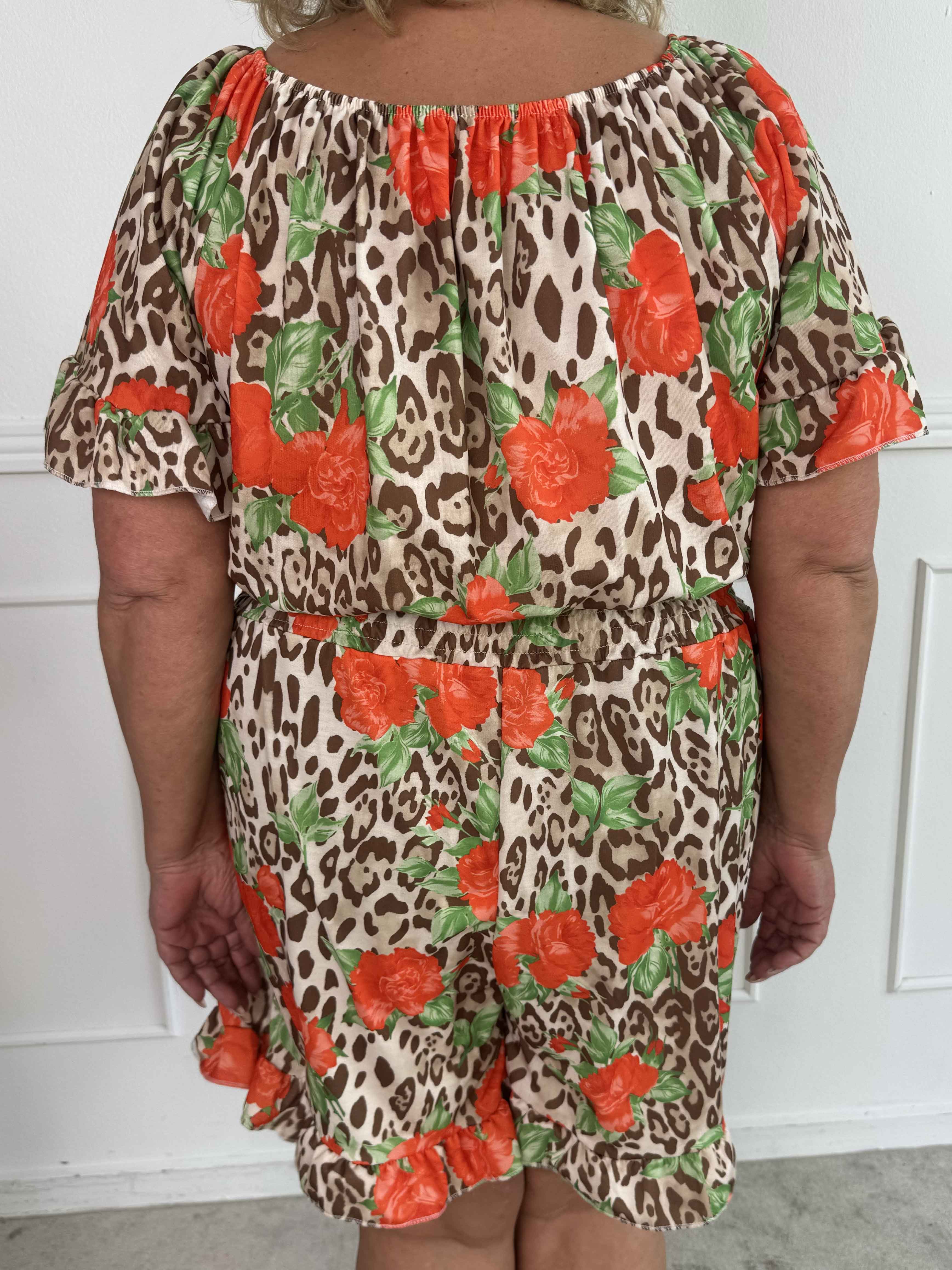 Delilah - Plus size buksedragt i leopard- og blomsterprint